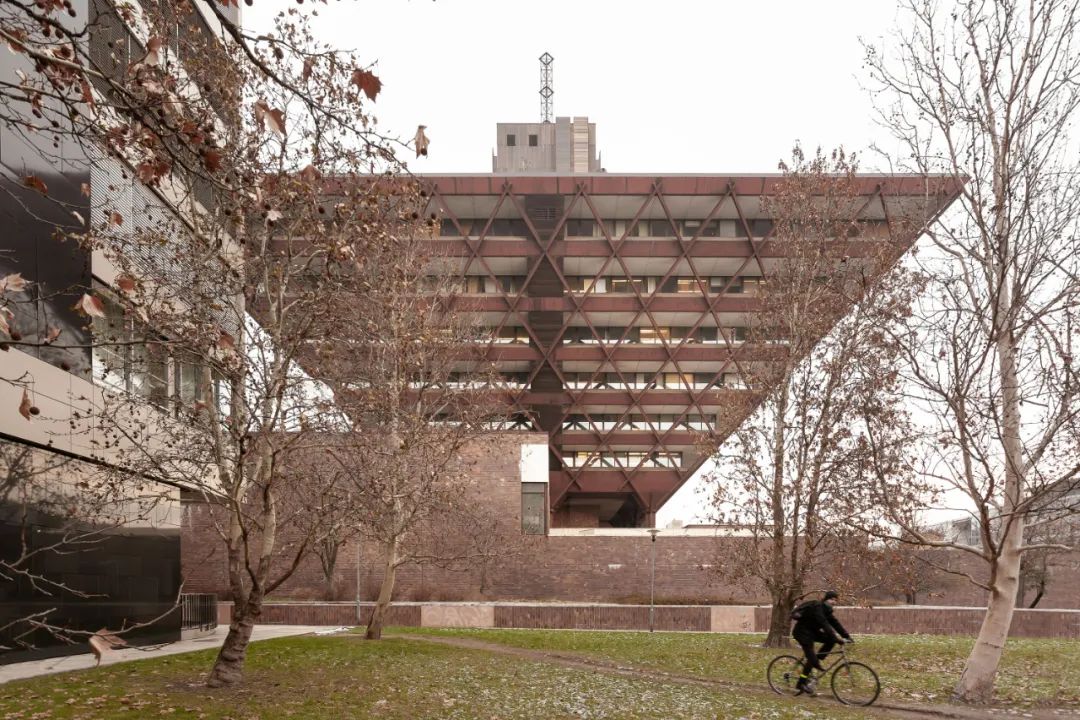 斯洛伐克广播大楼：被评为世界最丑建筑的它其实并不丑(图5)