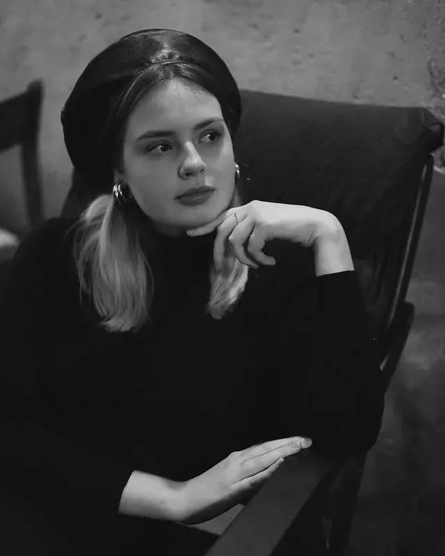 高级灰+原木，这样的轻奢很高级！(图21)