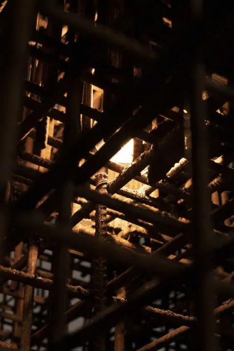 广美最硬核的毕设！用1400斤钢筋铸雕塑致敬建筑工人父亲……(图5)