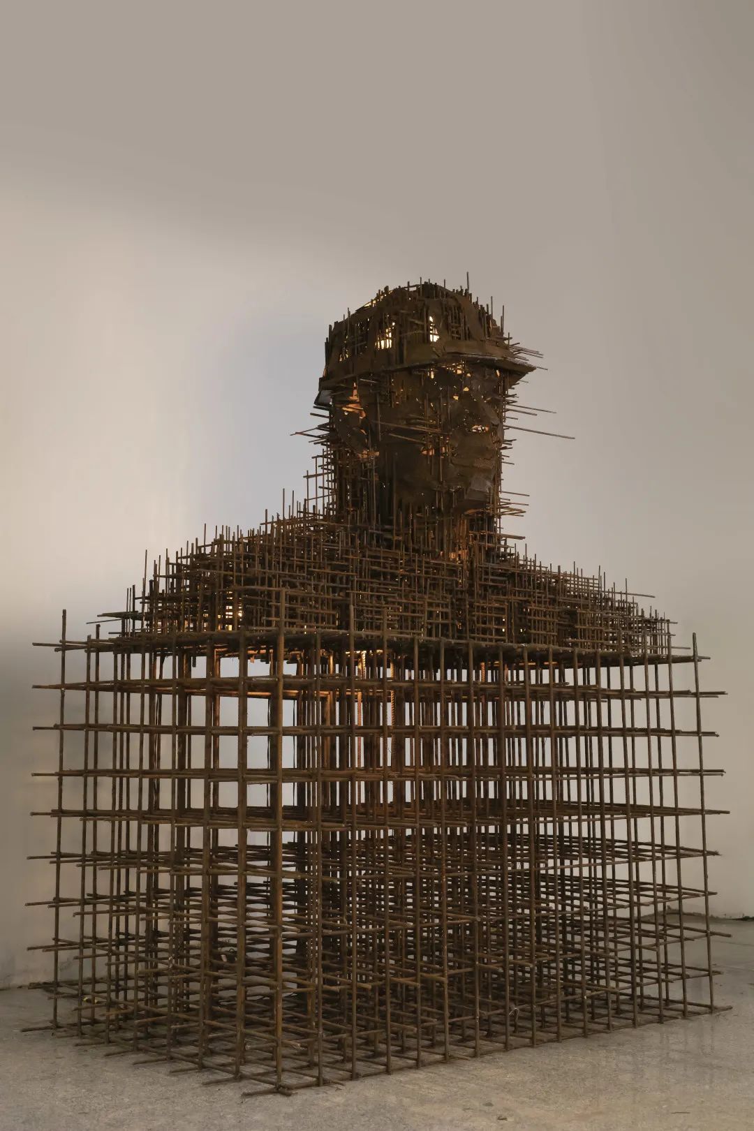 广美最硬核的毕设！用1400斤钢筋铸雕塑致敬建筑工人父亲……(图4)