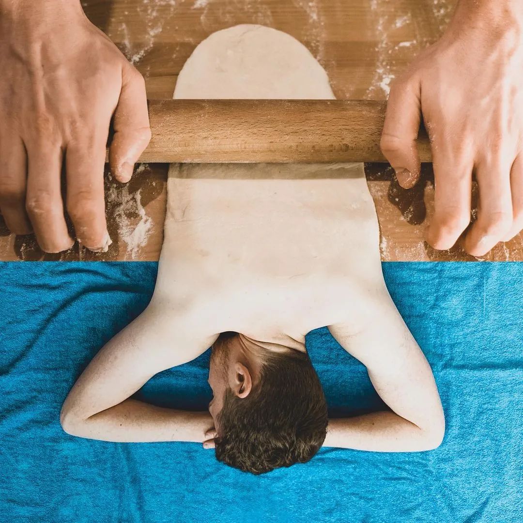 她用身体作画，10万粉丝捂脸看，这是我们能看的吗？她“好色”，但是我们好爱！(图4)