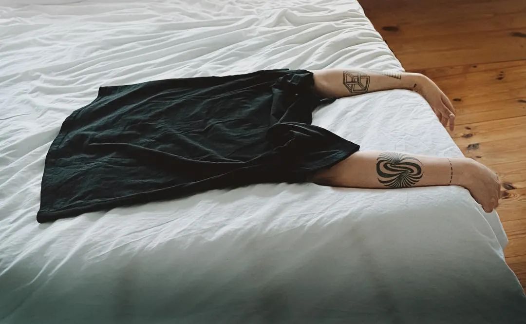 她用身体作画，10万粉丝捂脸看，这是我们能看的吗？她“好色”，但是我们好爱！(图37)