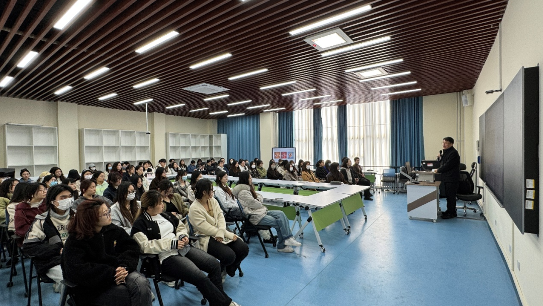 山东工艺美术学院视觉传达设计学院举办《民族风格 地方特色 时代特征》专题讲座(图2) 02.png