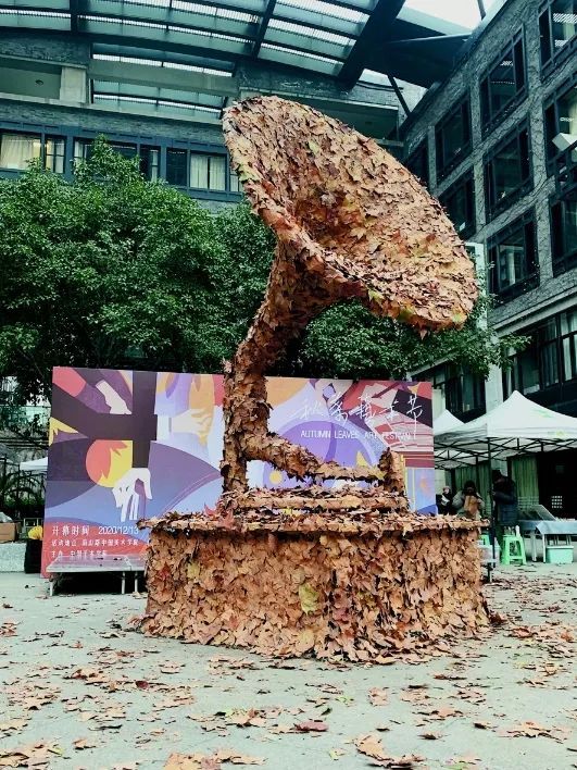 美术老师雨中扫落叶成“龙”，网友惊呼“扫地僧”！